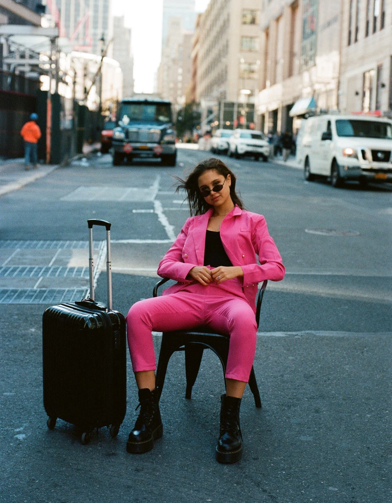 девушка с чемоданом