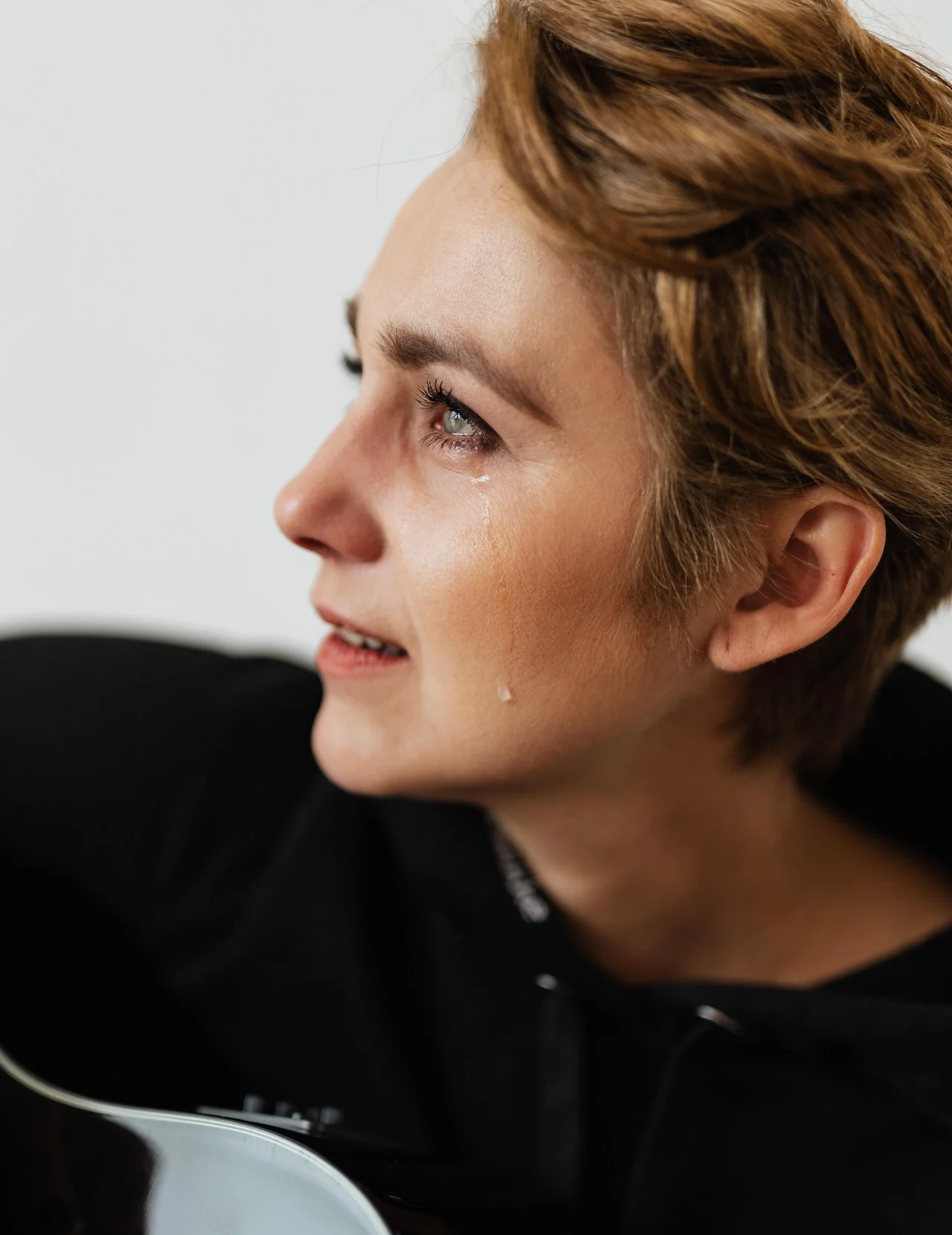 девушка плачет