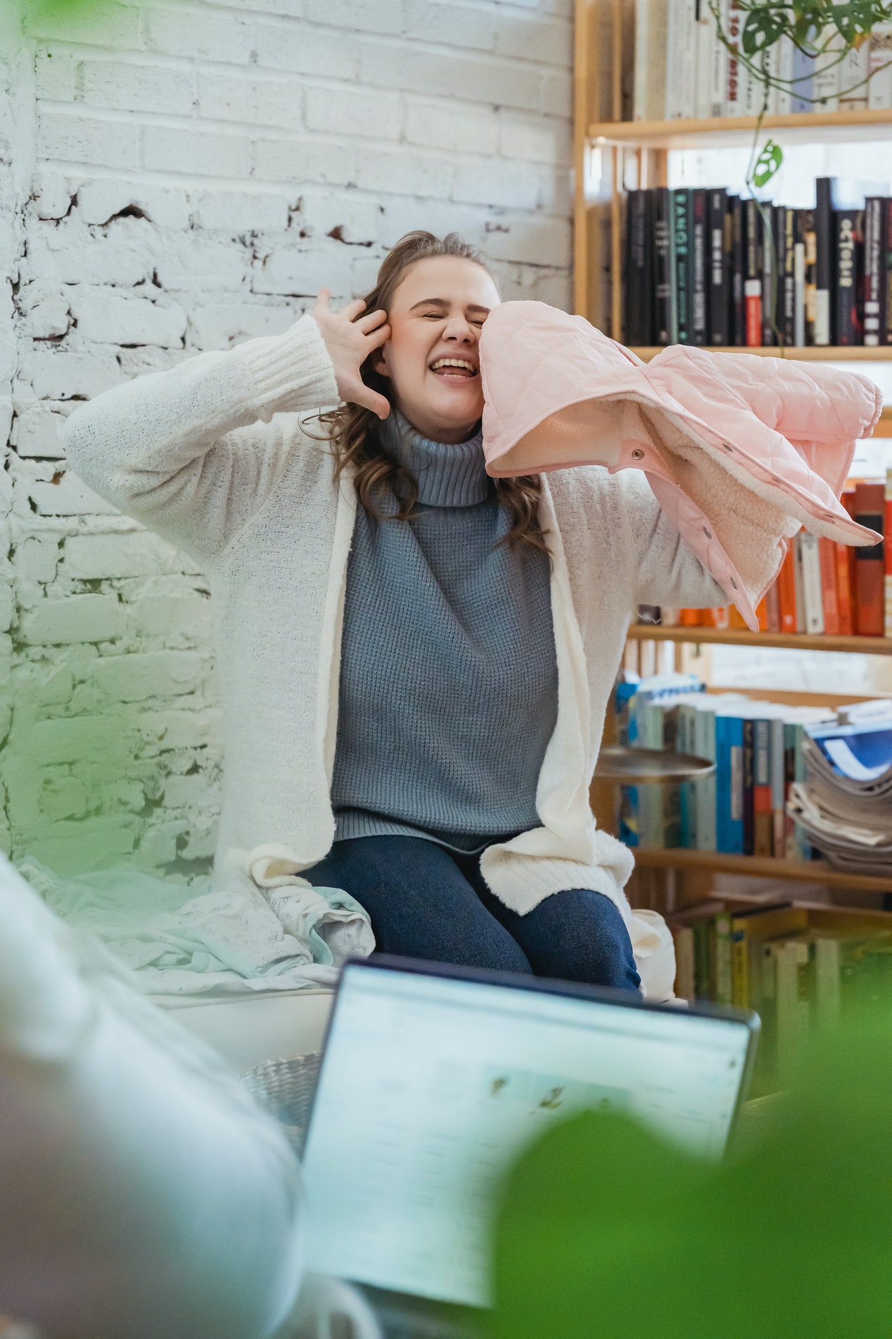 недовольная девушка