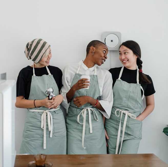 подруги общаются