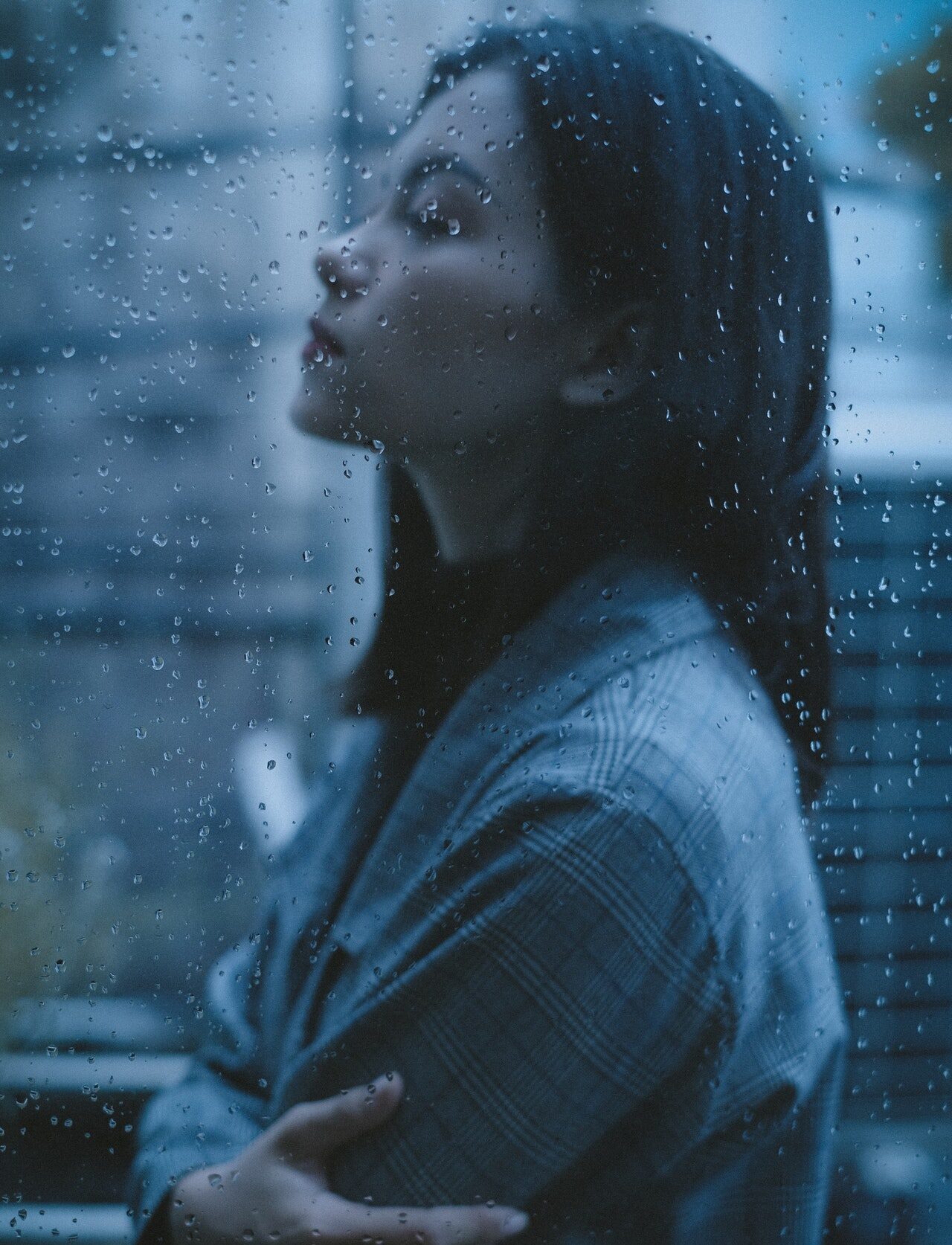 девушка под дождем