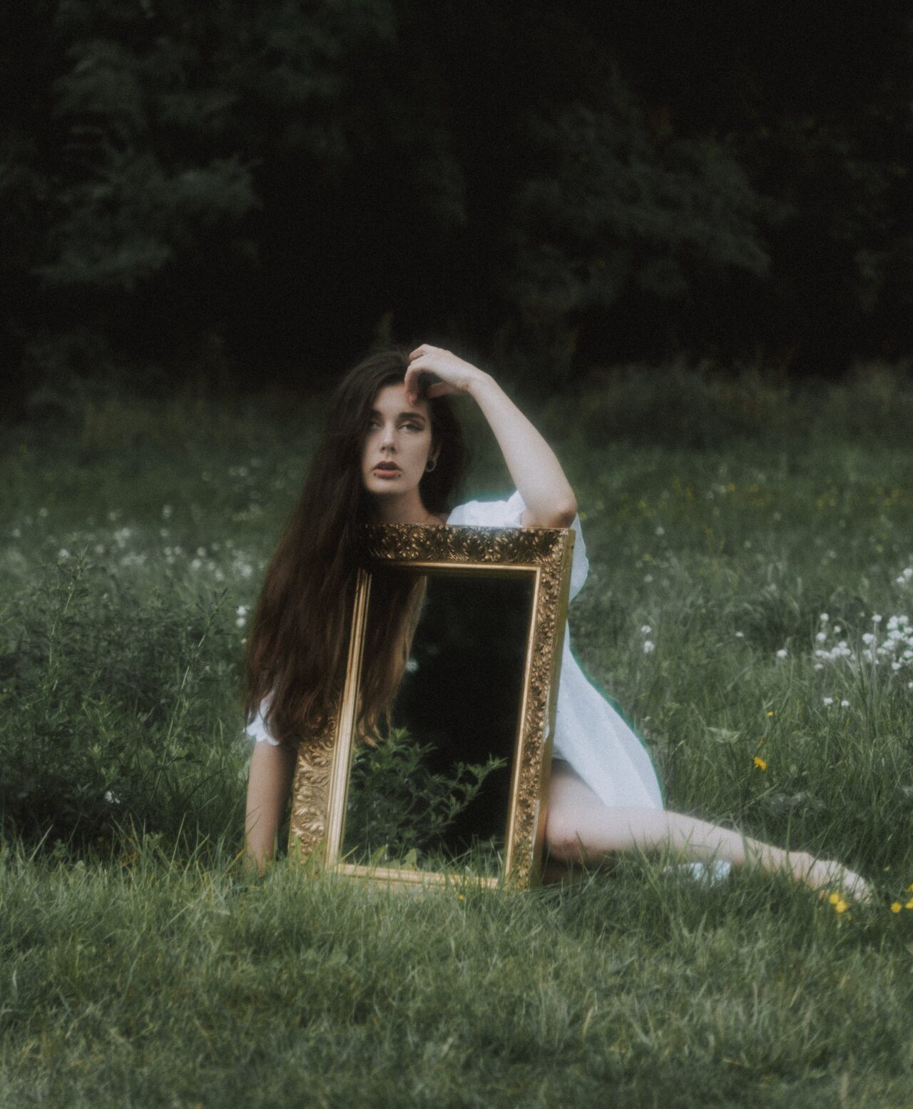 девушка с зеркалом