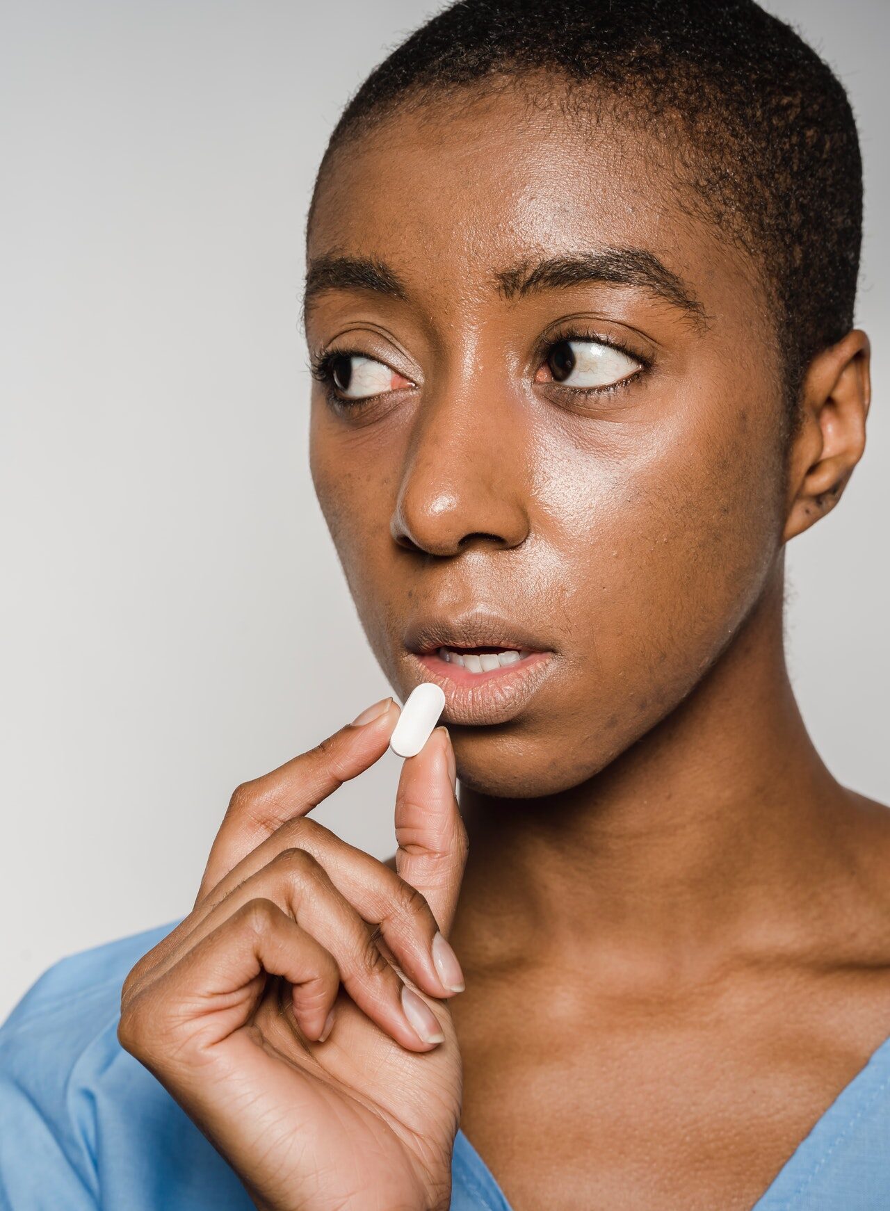 девушка с таблеткой