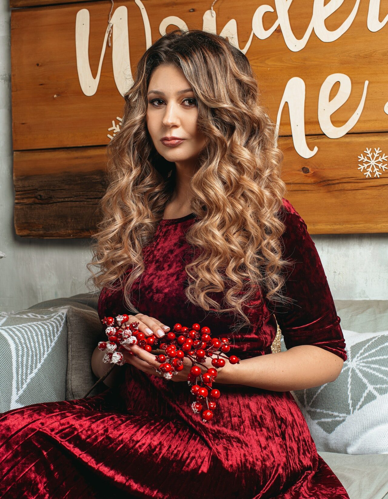 девушка в бордовом платье