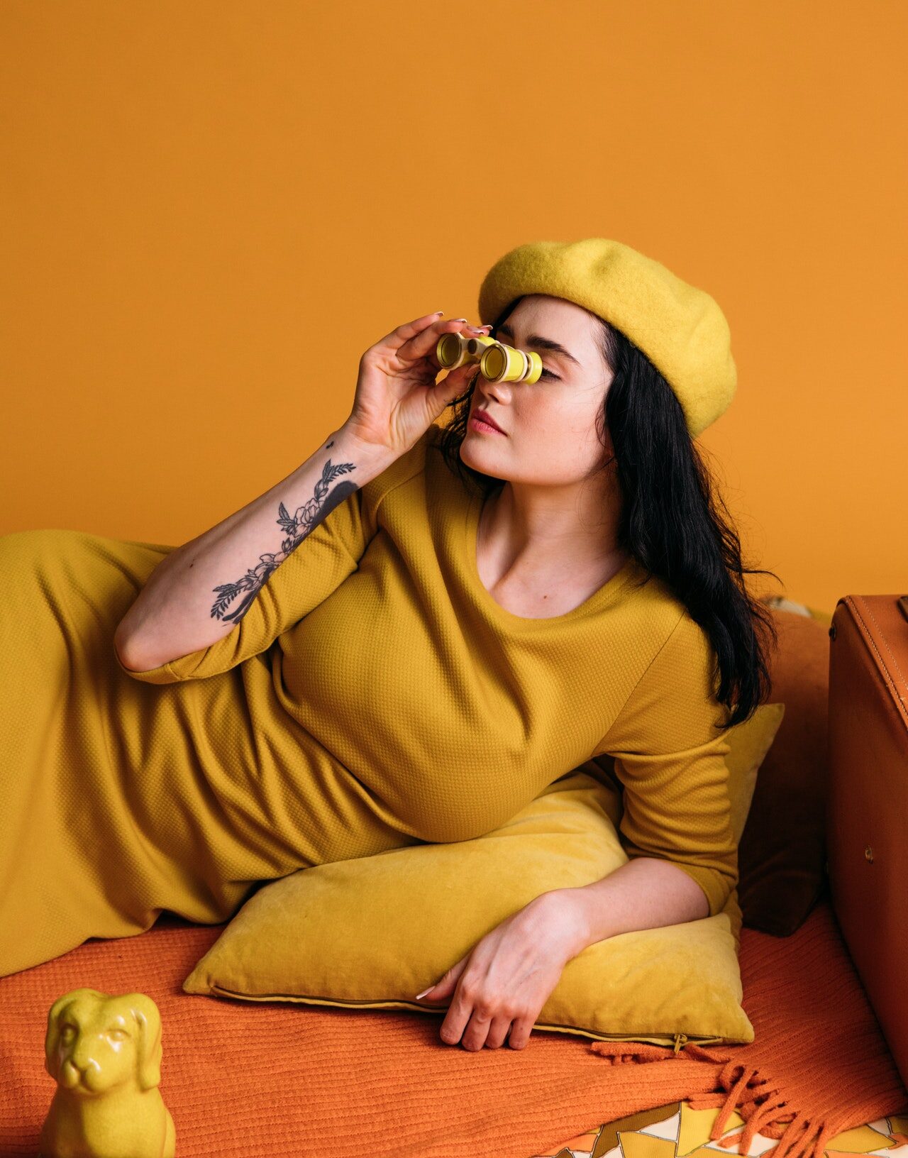 девушка с биноклем