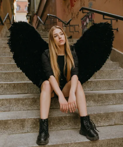 девушка с черными крыльями