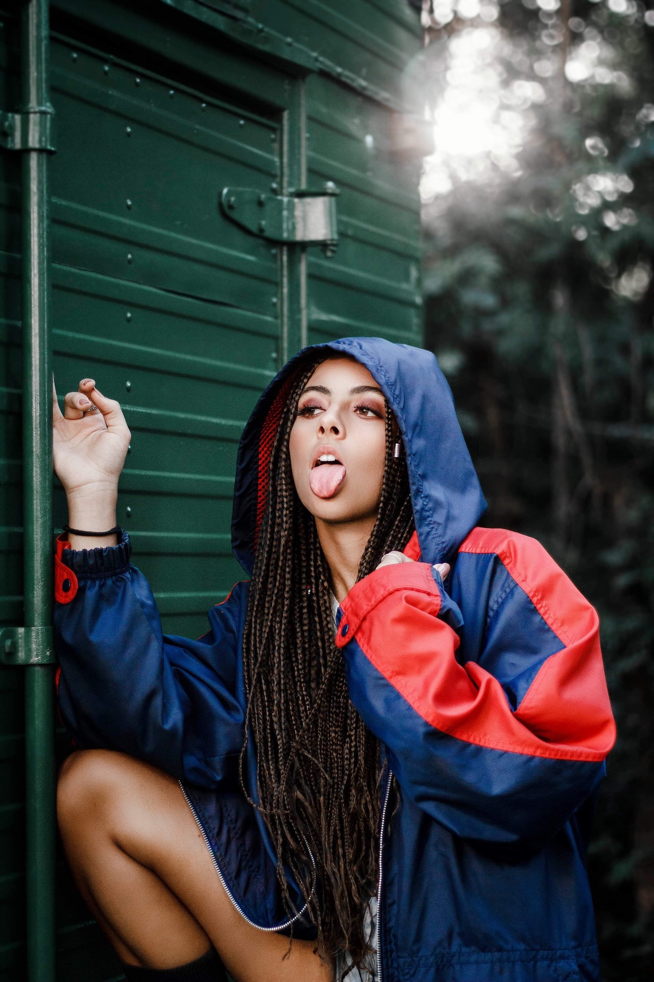 девушка показывает язык