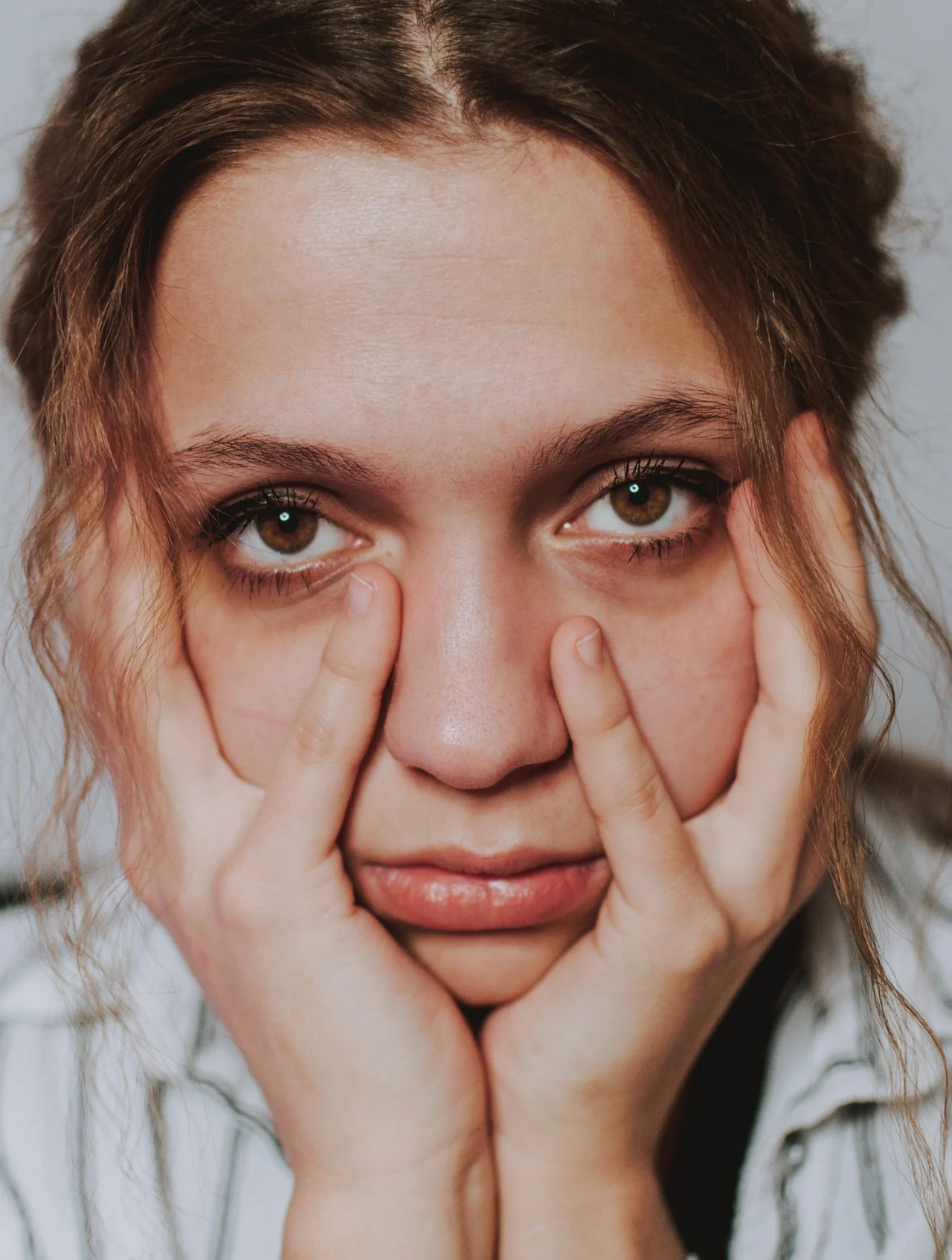 девушка держится за голову