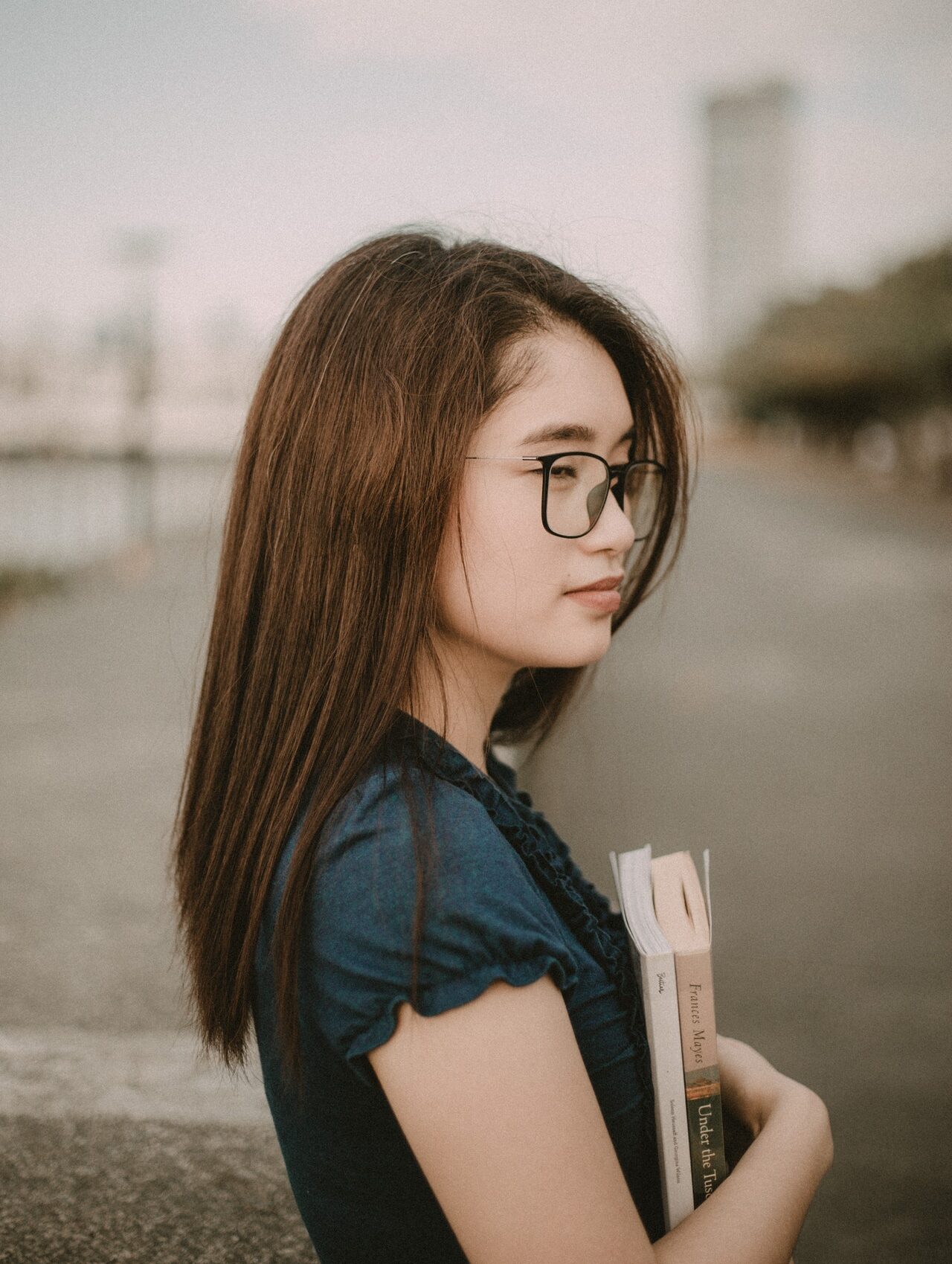 девушка с книгами