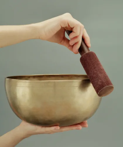 поющая чаша в руках