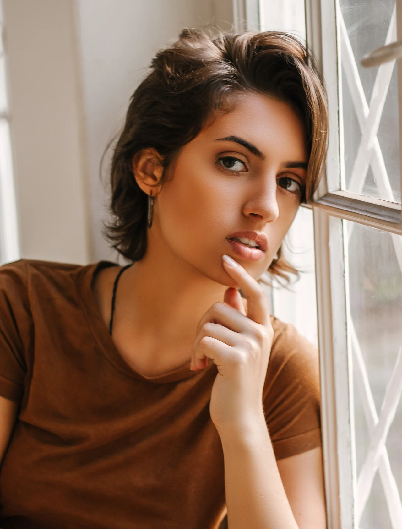 задумчивая девушка