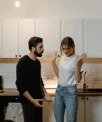 пара ссорится