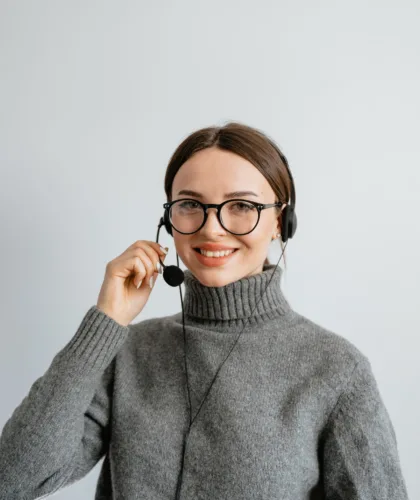 девушка в гарнитуре