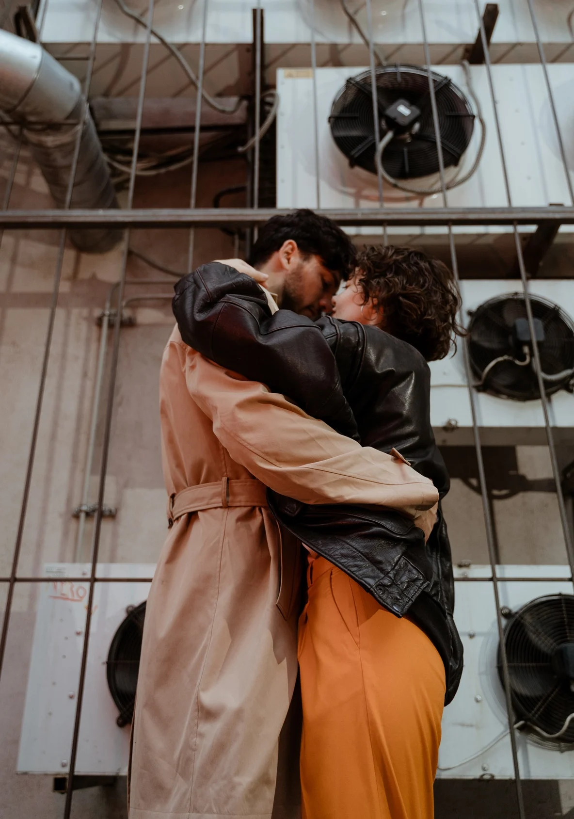 пара обнимается