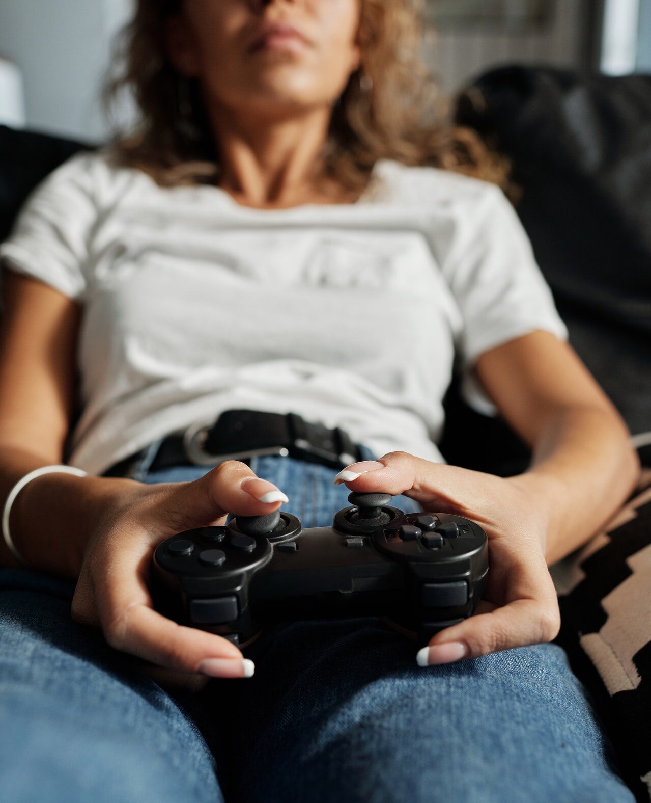 девушка с джойстиком