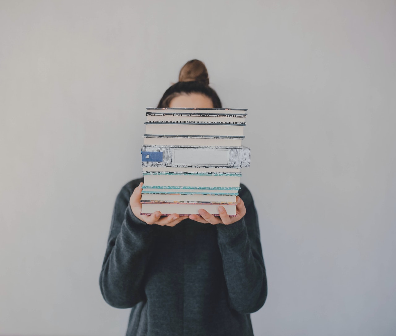 девушка с книгами