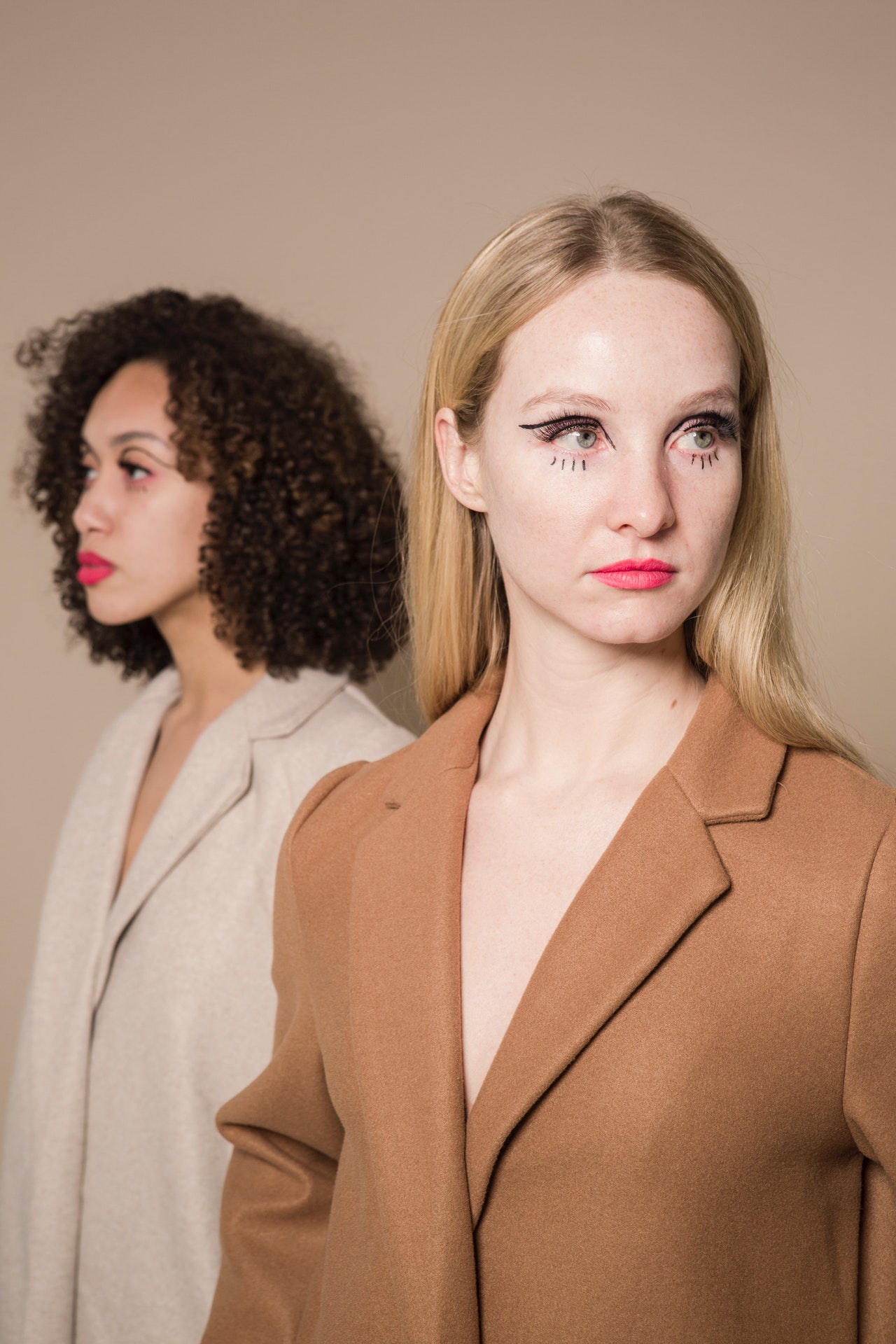 две девушки