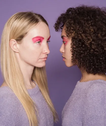 две девушки