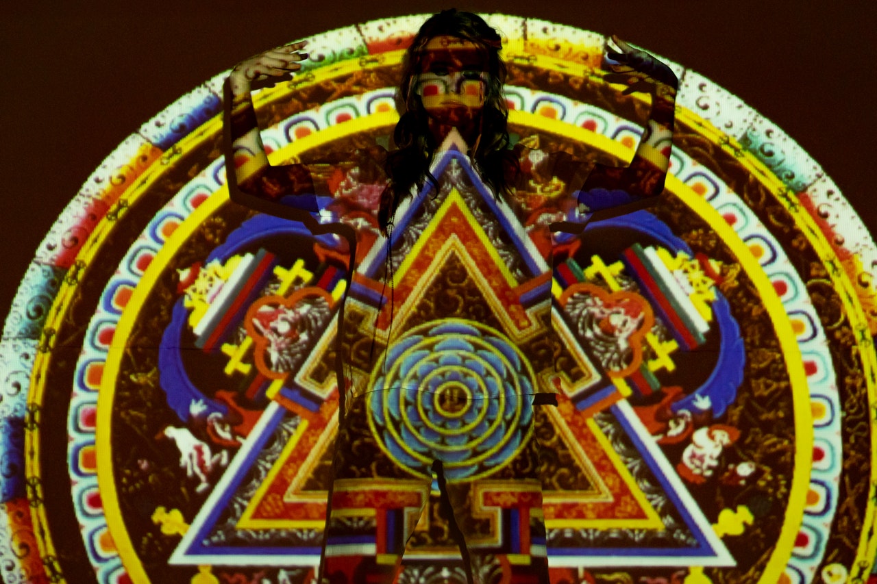 девушка на фоне рисунка