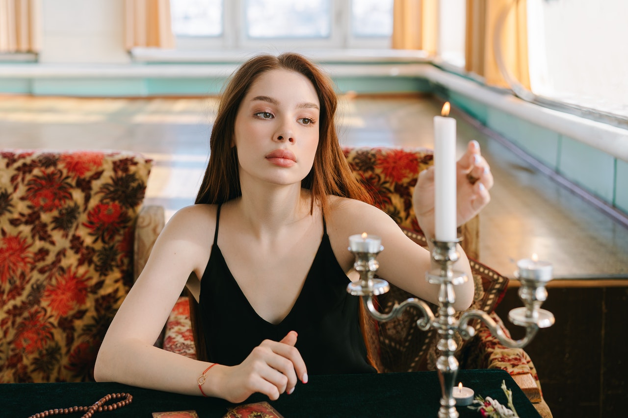 грустная девушка