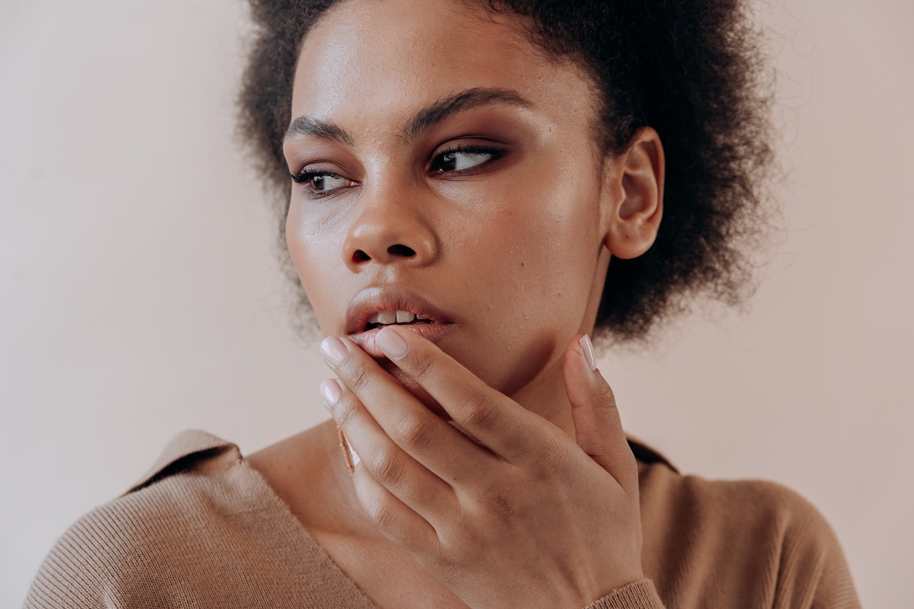 задумчивая девушка