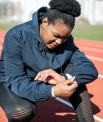 девушка готовится к старту