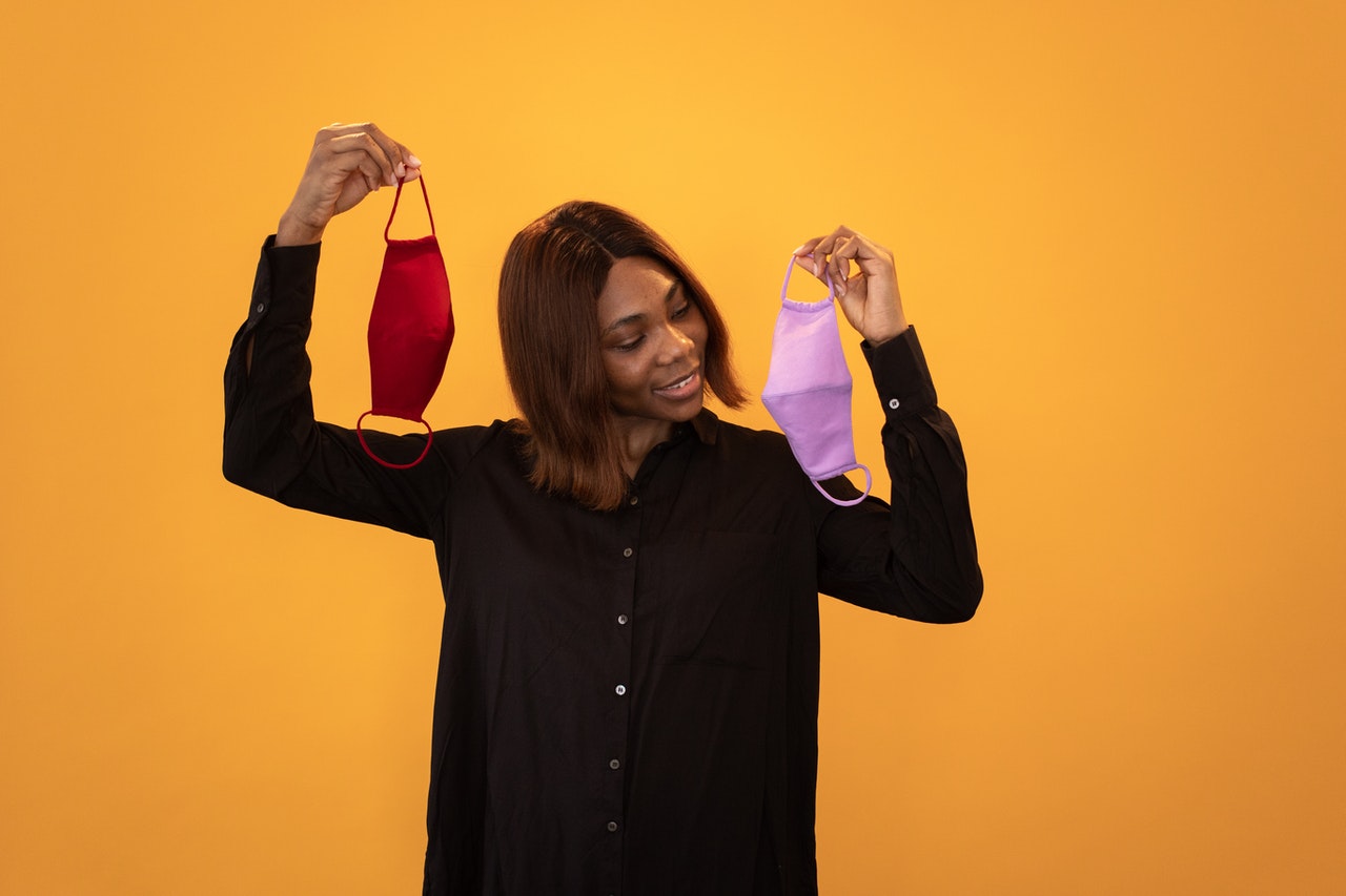 девушка с масками