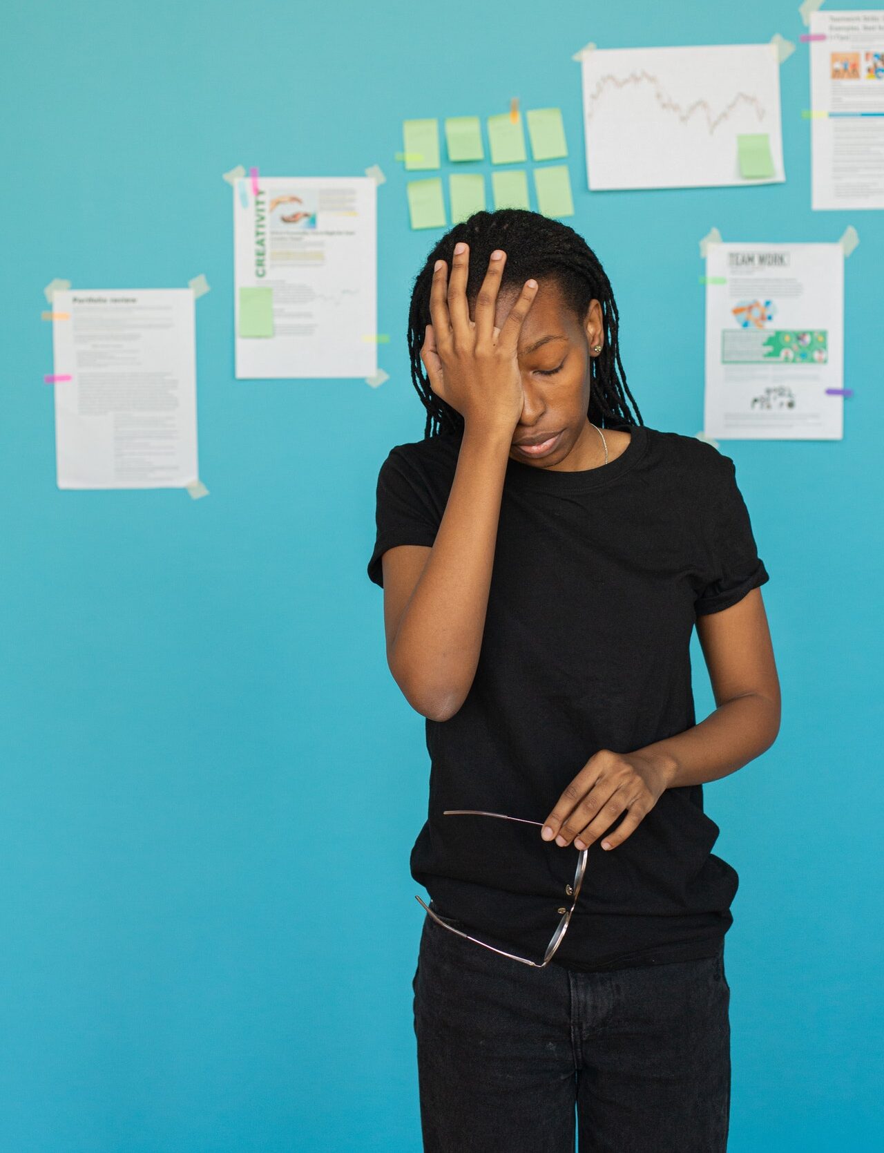 девушка держится за голову