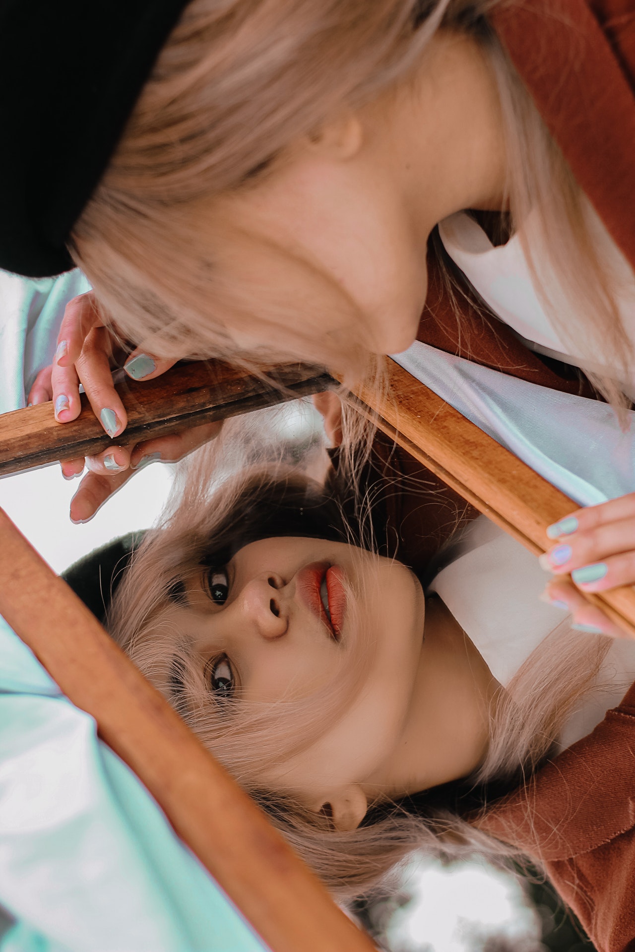 девушка перед зеркалом