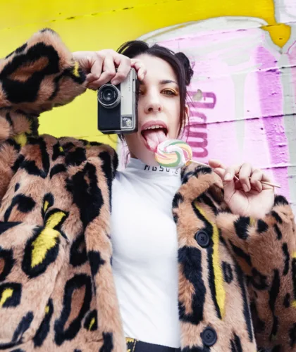 девушка с леденцом