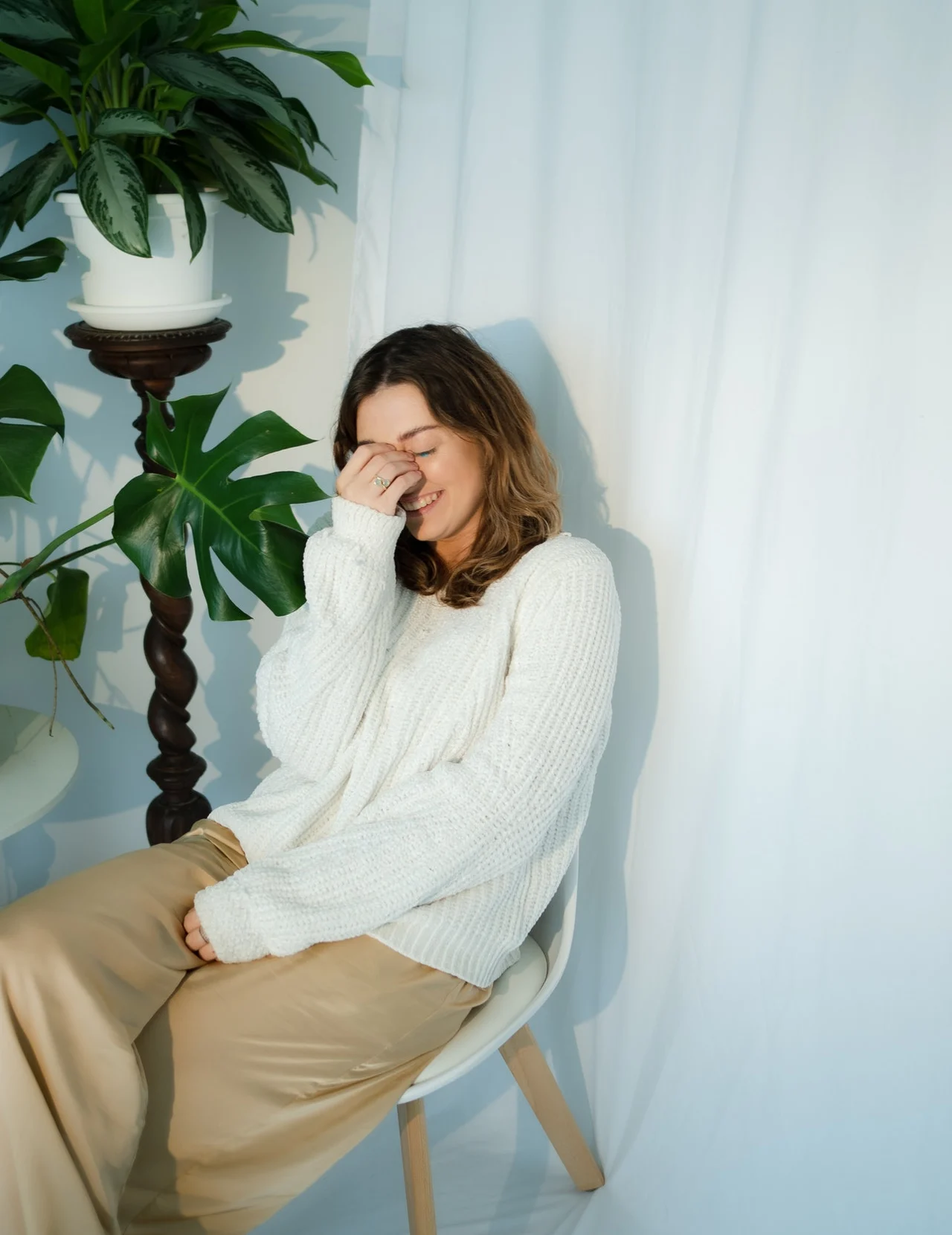 девушка смеется