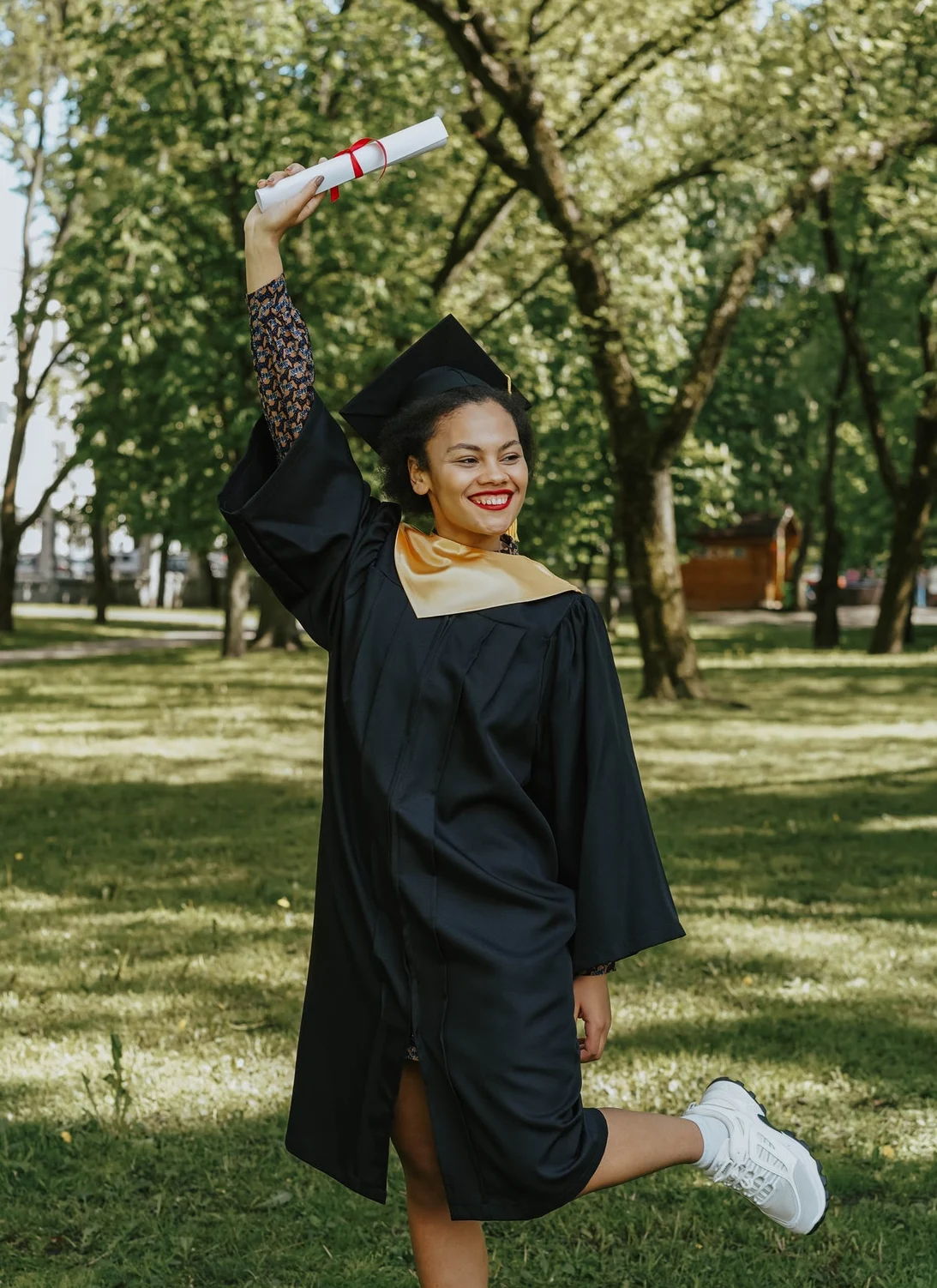 девушка с дипломом