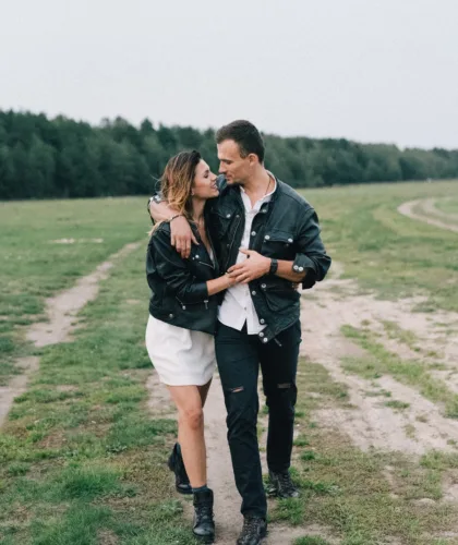 пара на прогулке