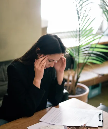 Уставшая девушка