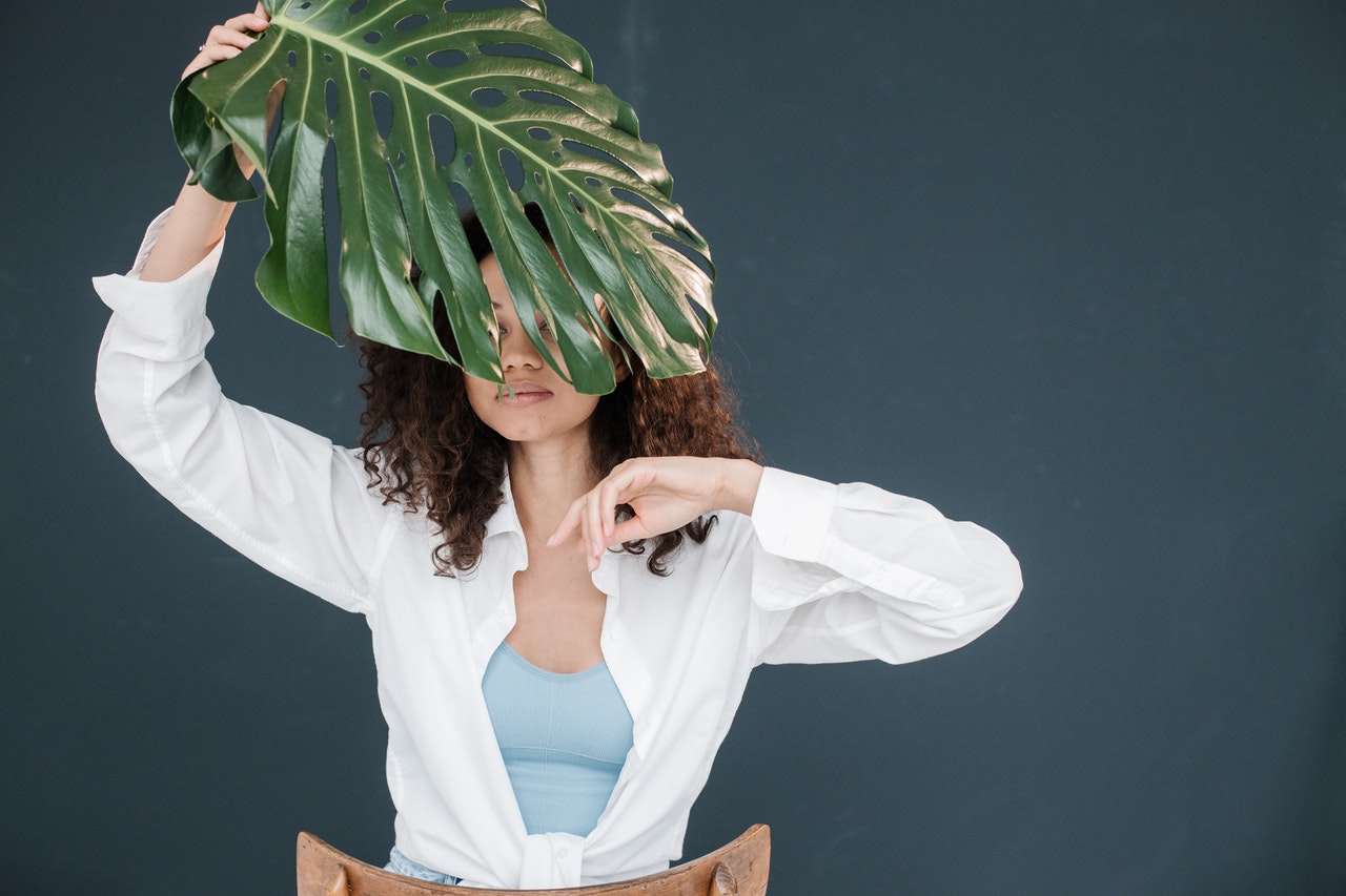 девушка с листком