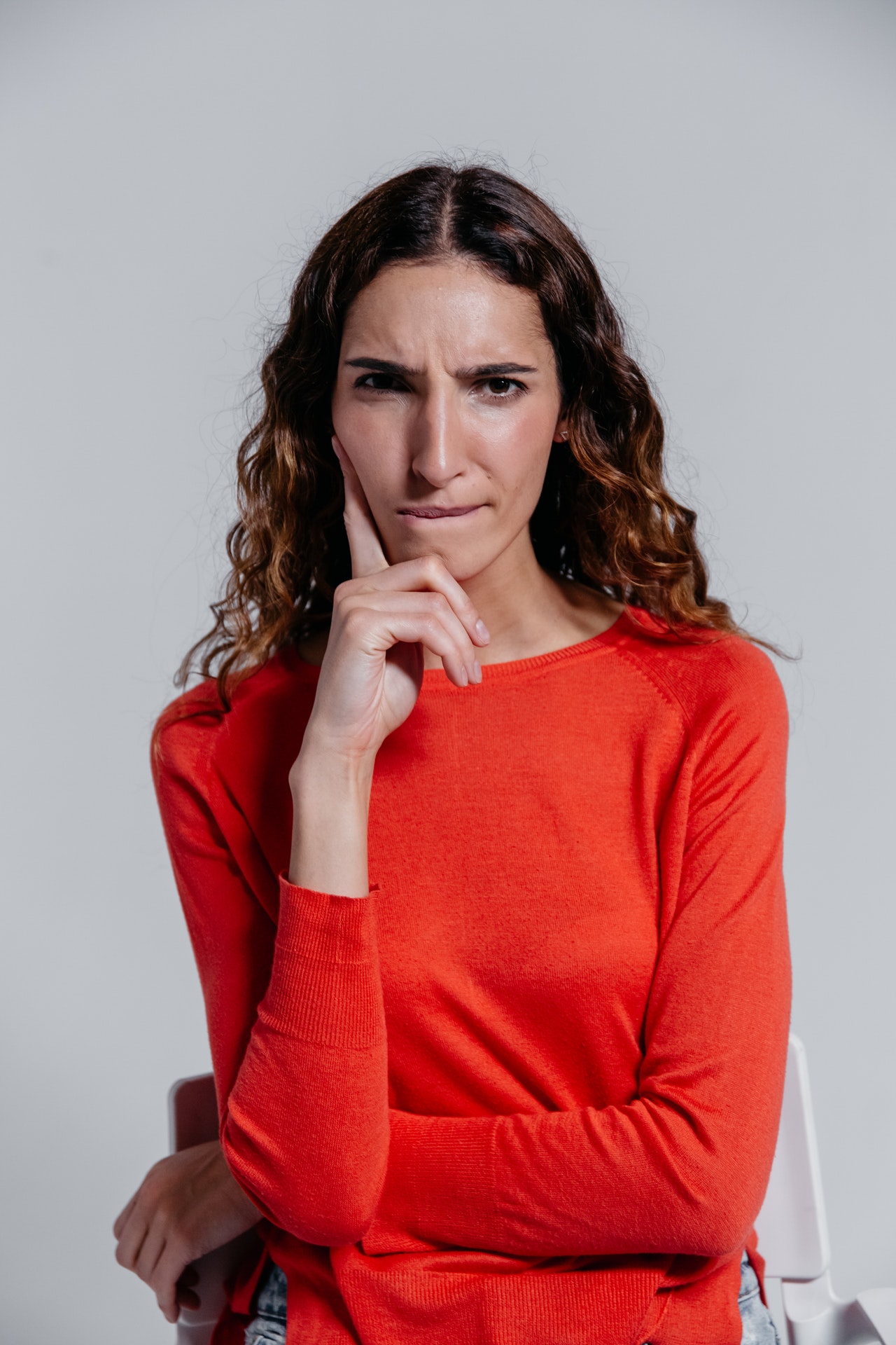 задумчивая девушка