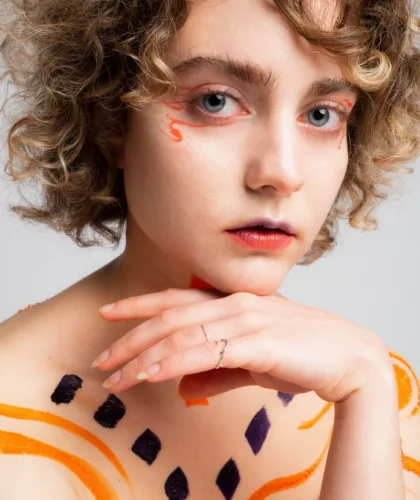 разрисованная девушка