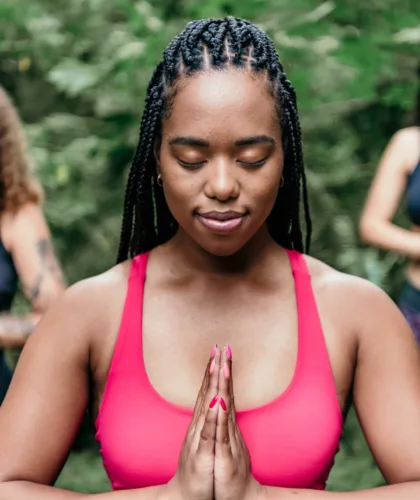 девушка медитирует на природе