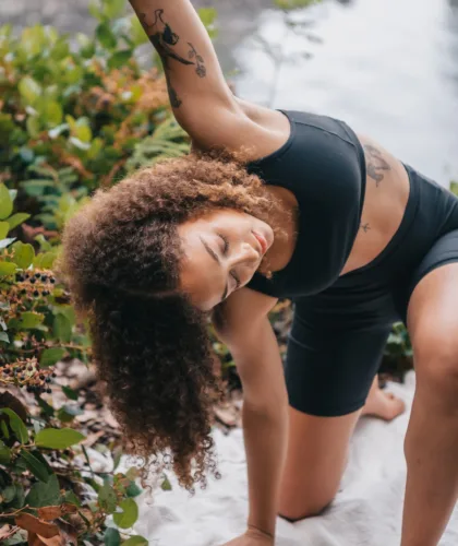 девушка делает упражнения