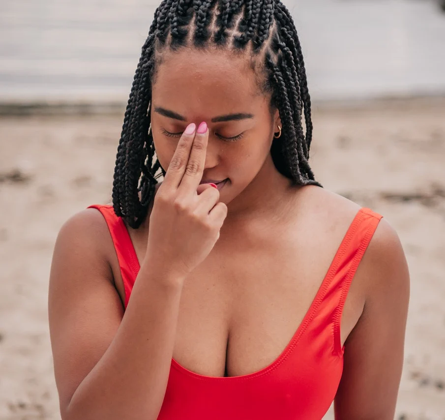 девушка задумалась