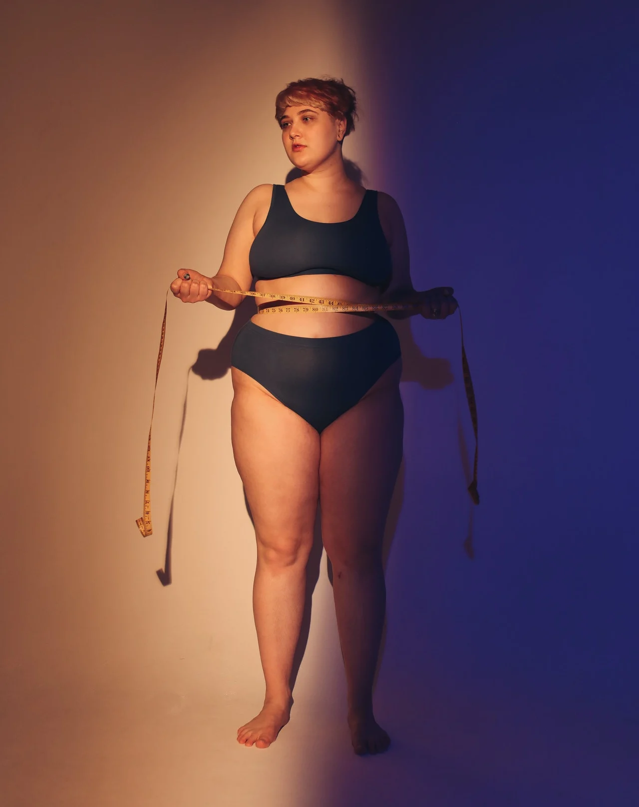 сантиметр вокруг девушки