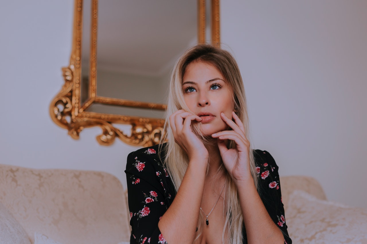 задумчивая девушка