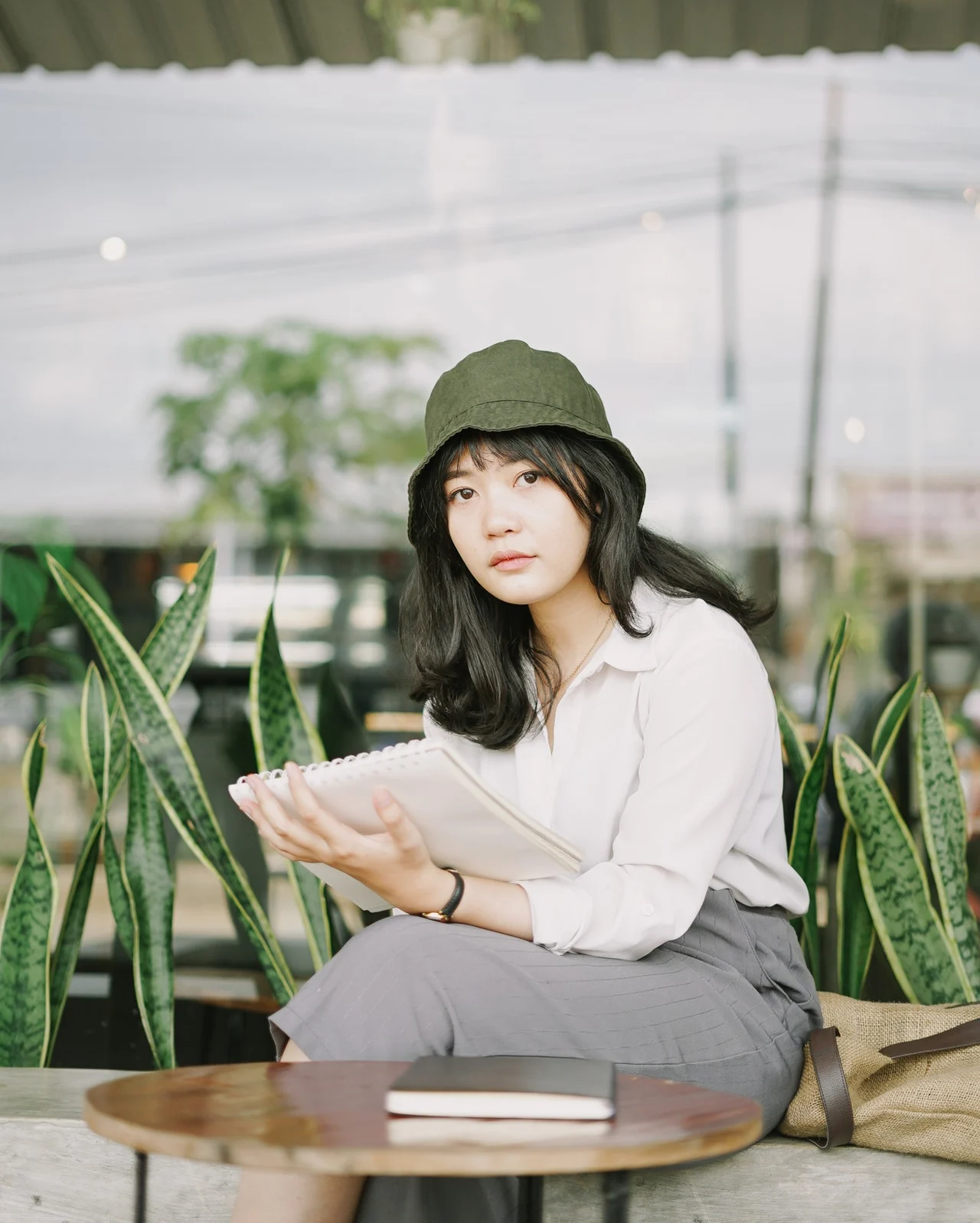 девушка делает записи