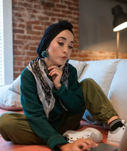 девушка задумалась