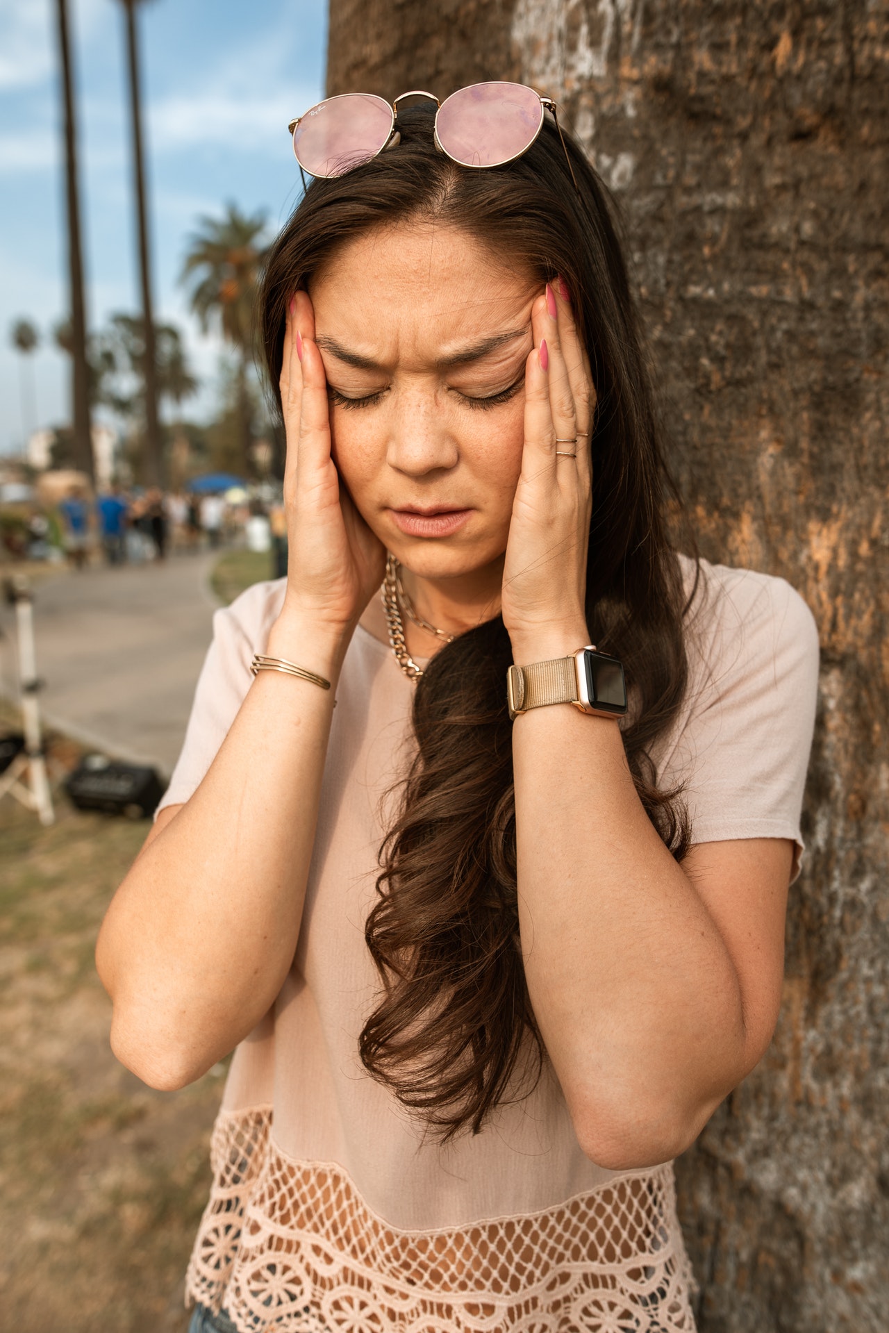 девушка держится за голову