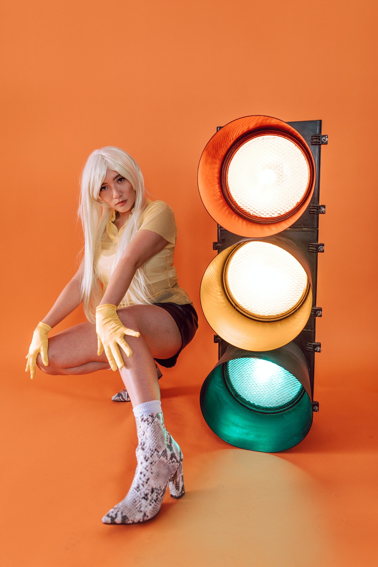 девушка со светофором