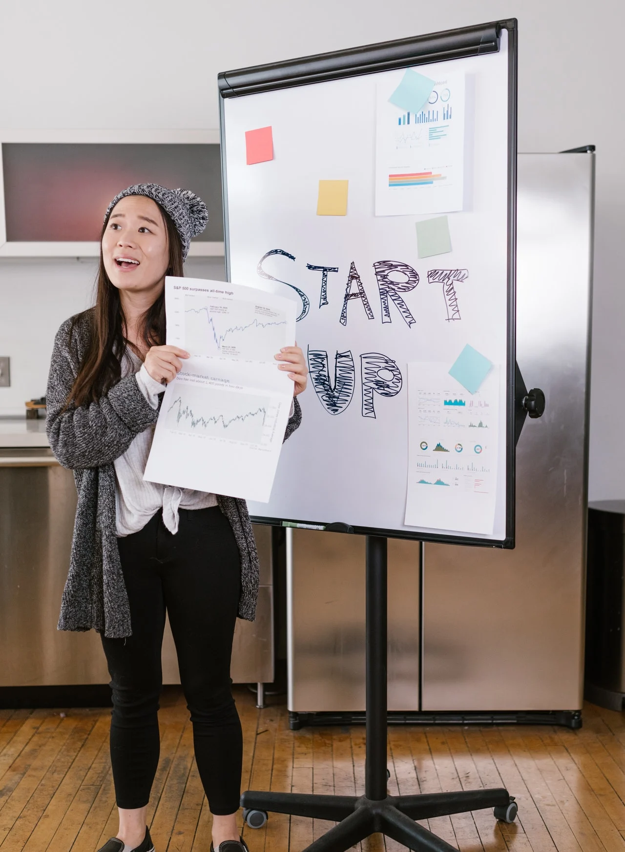 девушка представляет проект