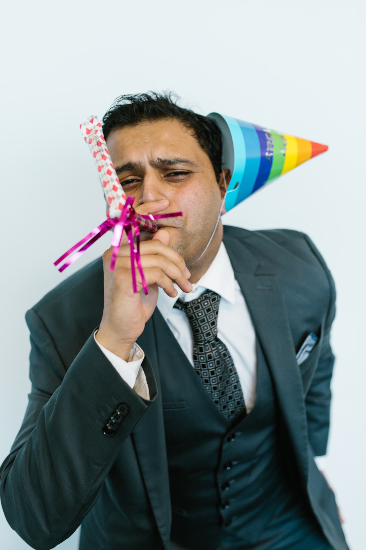 мужчина с праздничным свистком