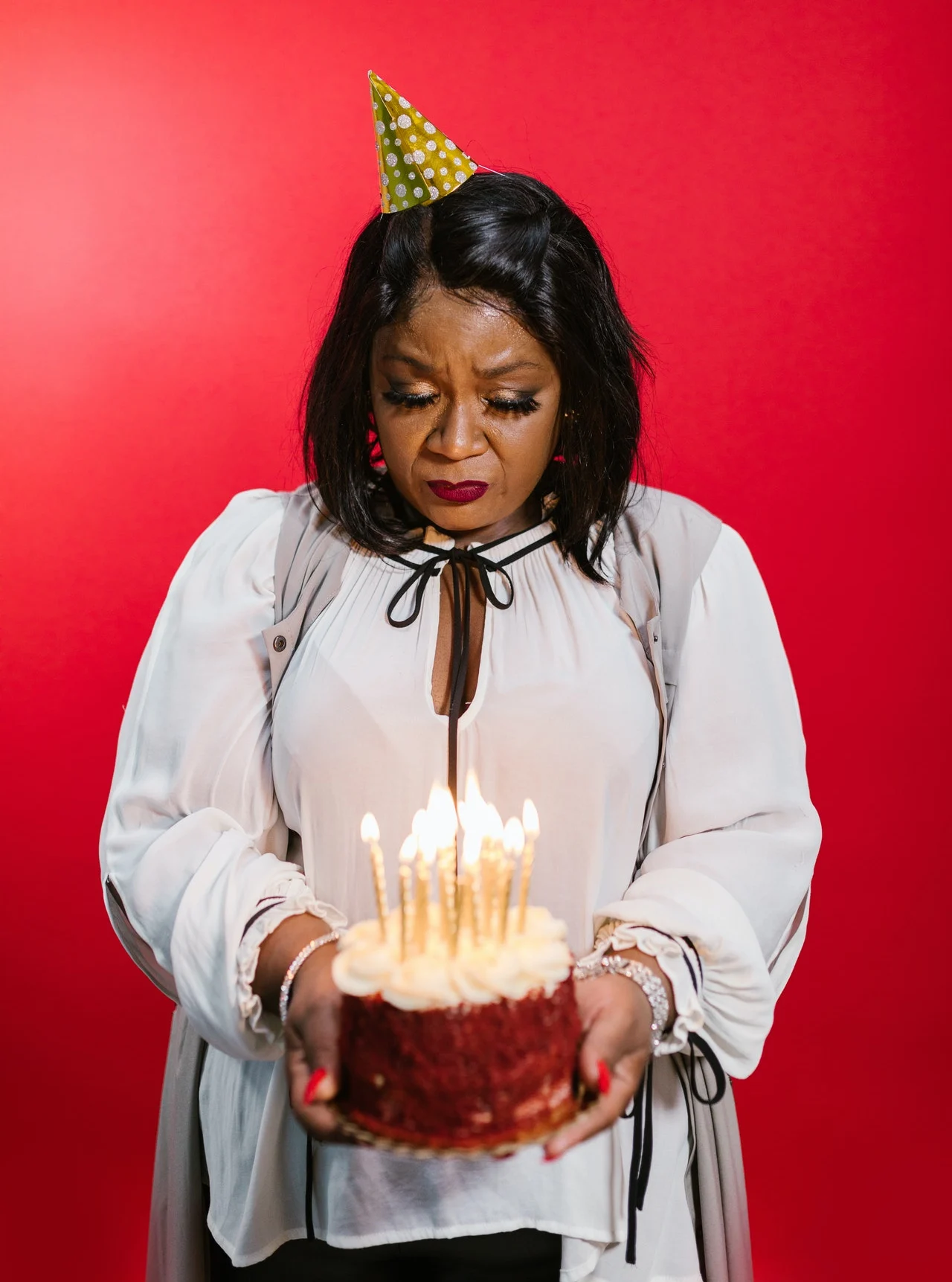 грустная девушка с тортом