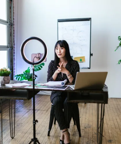 девушка со световым кольцом